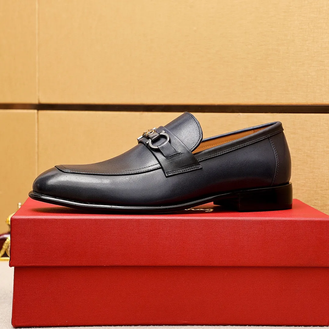 Men's shoes 💰462 💐 Product trademark: Ferragamo "Ferragamo" casual leather shoes Regular size: 38-44 (45.46.47🉑️Customized) Product materials: Selected imported calfskin upper + classic hardware buckle, imported water-dyed cow leather lining. Strong three-dimensional visual effect, original outsole color: 1⃣️color optional